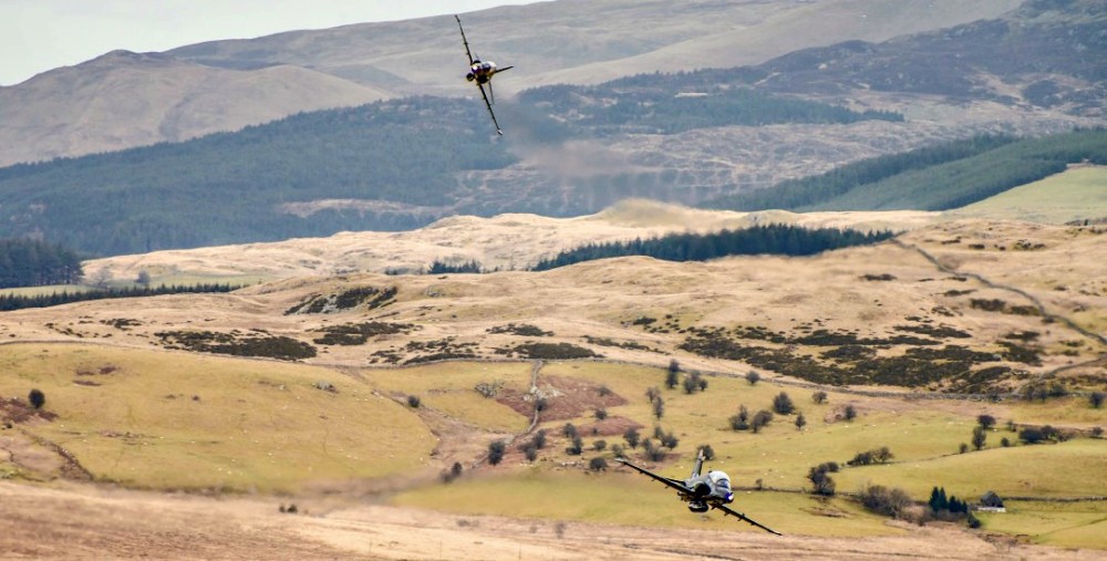 Hawk T2 incoming at Cad West, Mach Loop